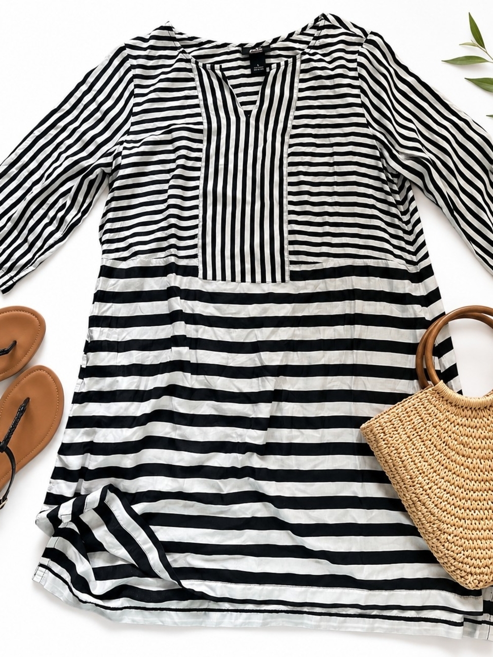 🩵 Cabernet Black and White Striped Tunic Size Small